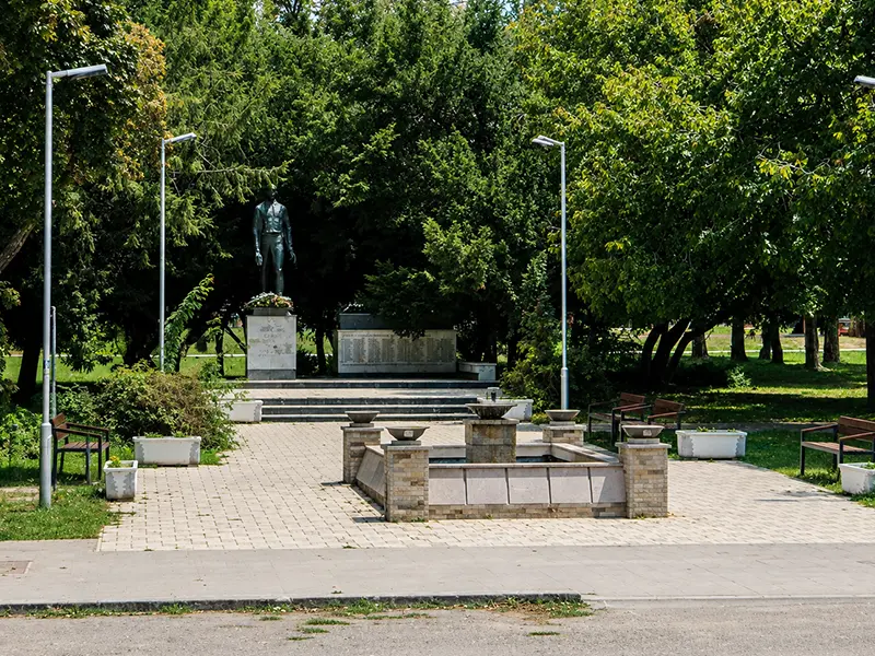 Park u Celarevu i spomenik Zdravku Celaru